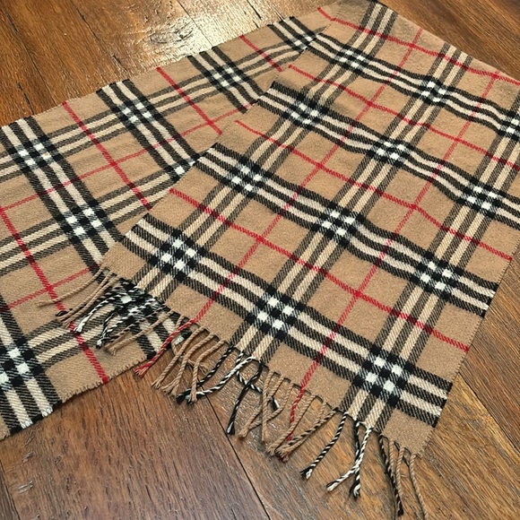 Vintage Burberry lambswool scarf - Picture 9 of 12